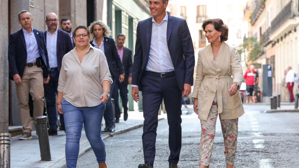 La delegada federal LGTBI+ del PSOE Isabel García; el presidente del Gobierno en funciones Pedro Sánchez y la vicepresidenta del Gobierno en funciones Carmen Calvo