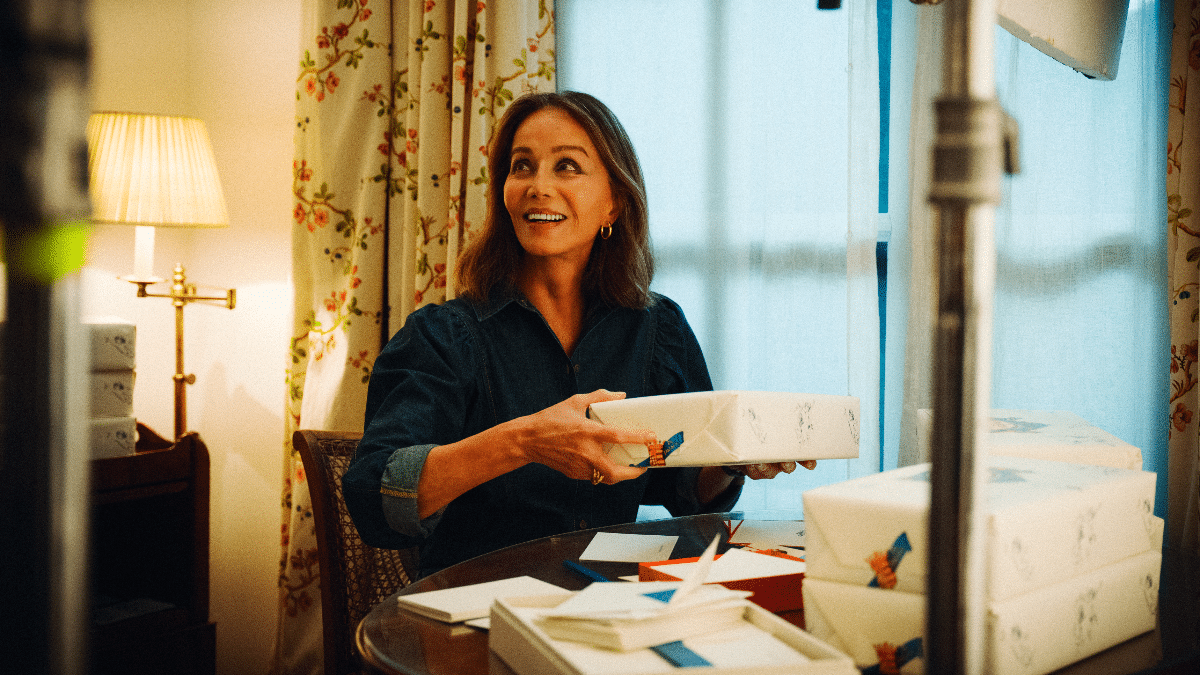 Isabel Preysler empaquetando los regalos que escoge tan detalaldamente para Navidad