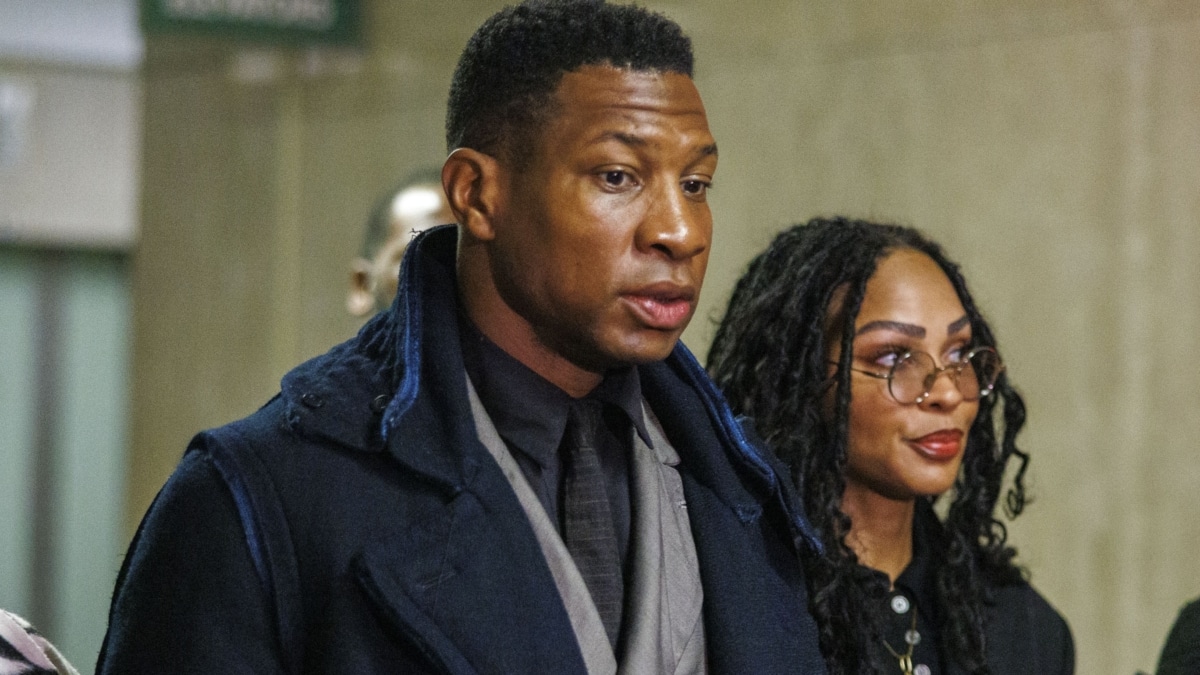 El actor ESTADOUNIDENSE Jonathan Majors (L) llega a la corte mientras continúan las deliberaciones del jurado en Nueva York