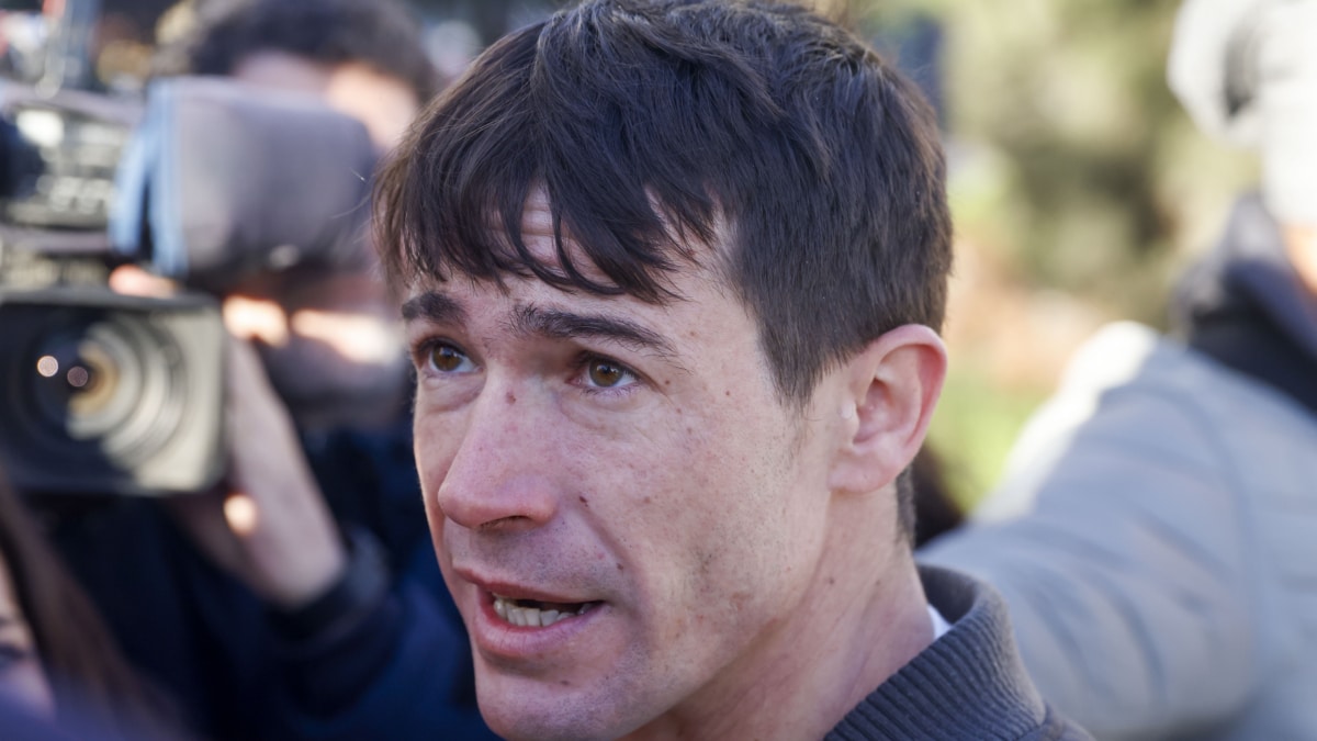 El actor Juan José Ballesta llega este viernes a los juzgados de la plaza de Castilla en Madrid para prestar declaración en virtud de la denuncia que interpuso, por un delito de lesiones, contra un joven que le denunció previamente asegurando que le robó dinero y una cazadora.