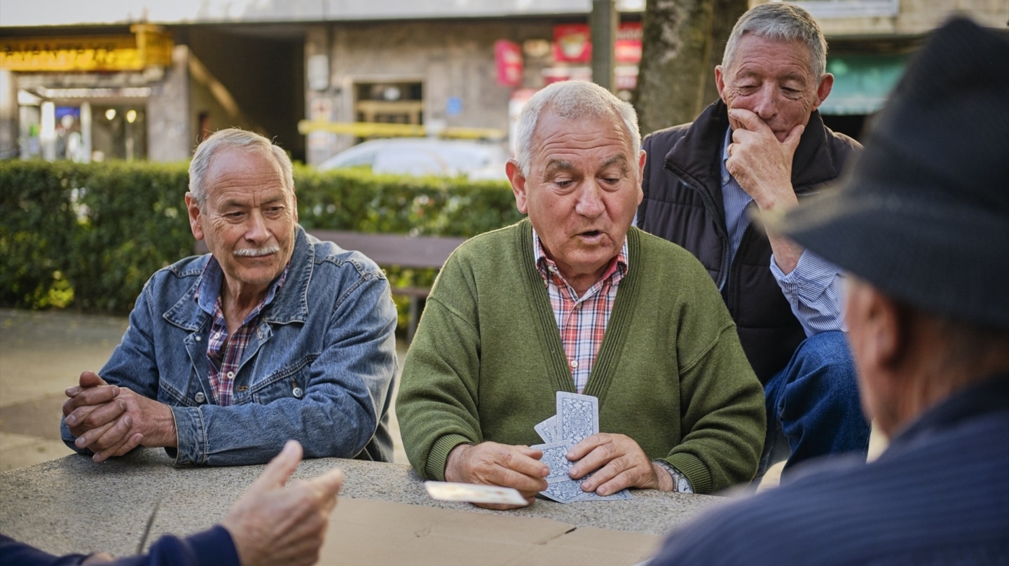 Un grupo de jubilados juega a las cartas en Ourense, Galicia.