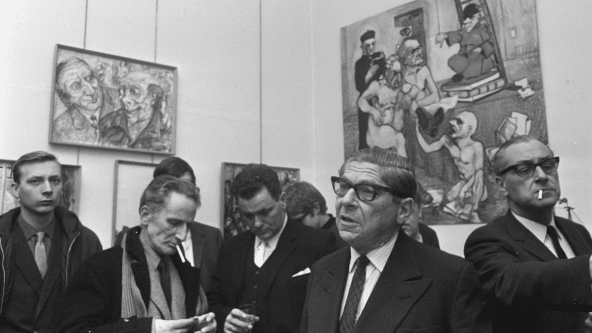 Arthur Koestler (en el centro) durante una inauguración en la Galería Mokum de Amsterdam el 11 de enero de 1969.