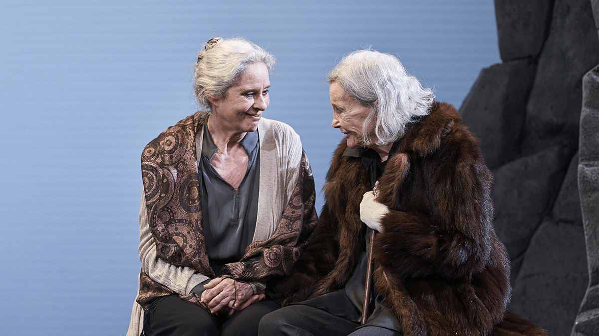 Vicky Peña y Nuria Espert, en una escena de 'La isla del aire'.