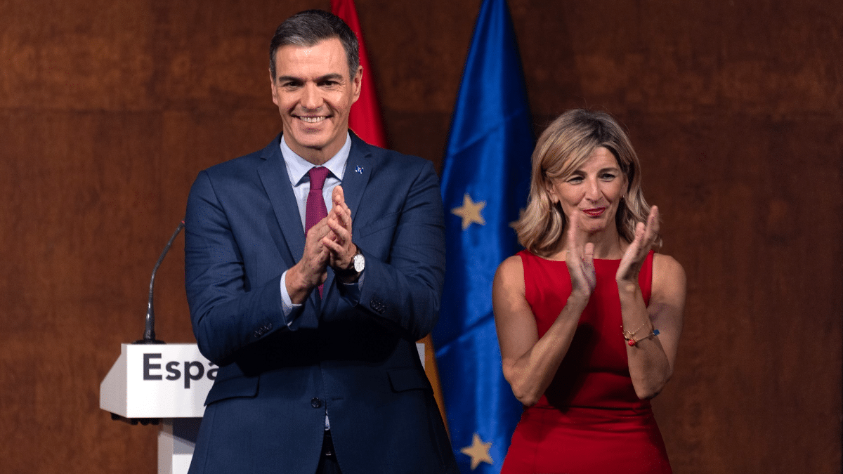Pedro Sánchez y Yolanda Díaz, tras la firma del acuerdo de legislatura entre el PSOE y Sumar el pasado 24 de octubre.