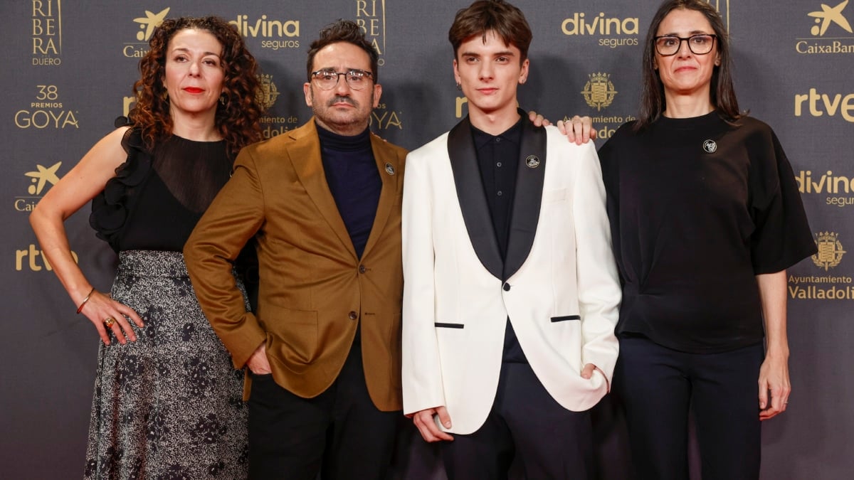 El director Juan Antonio Bayona (2i) posa junto al equipo productor de 'La sociedad de la nieve' a su llegada al encuentro de nominados de la 38 edición de los Premios Goya celebrado este lunes en Madrid.