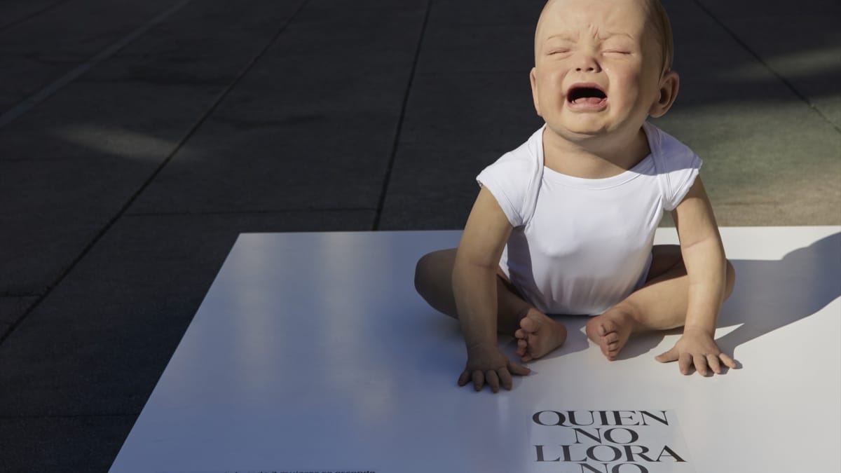 Foto de archivo de una escultura de un bebé llorando, realizada por la artista Cristina Iglesias, para reivindicar que se regule el derecho a la lactancia en lugares públicos. Plaza del Museo Reina Sofía, en Madrid.