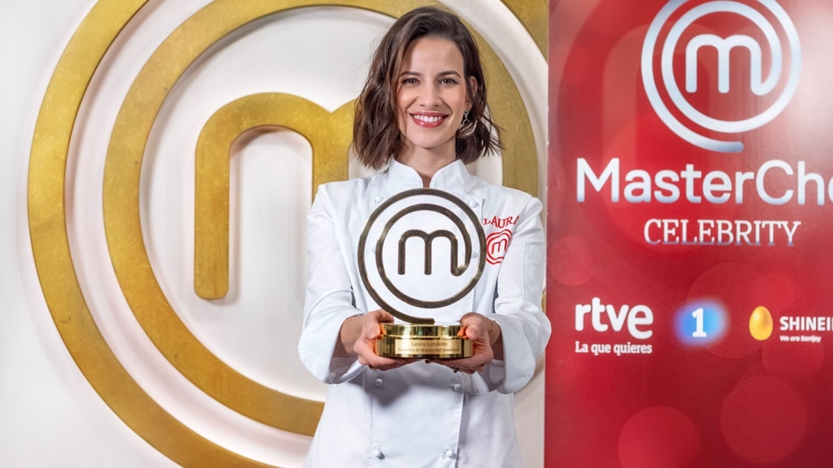 Laura Londoño posa con su trofeo de 'MasterChef Celebirty'