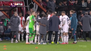 Tom Lockyer, capitán del Luton, se deploma durante el partido de Premier con el Bournemouth