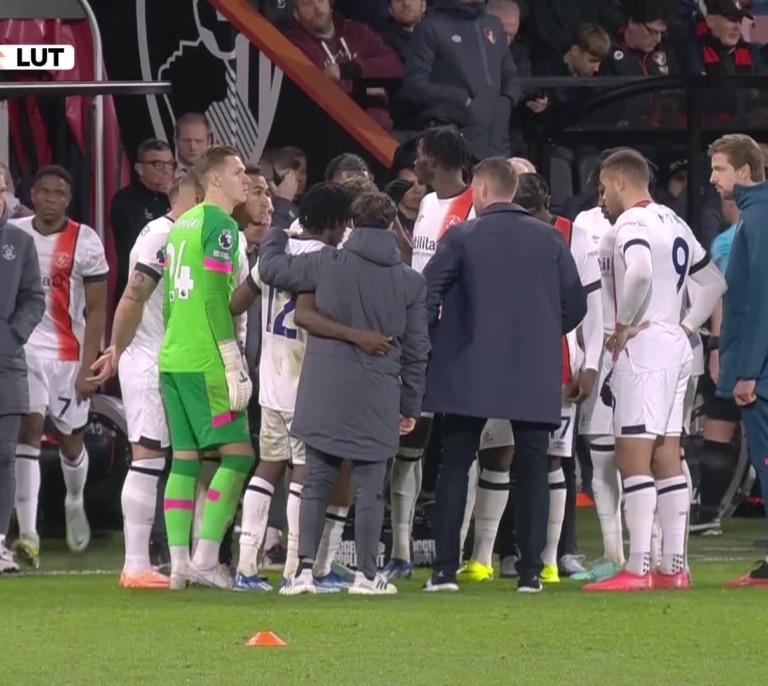 Tom Lockyer, capitán del Luton, se deploma durante el partido de Premier con el Bournemouth