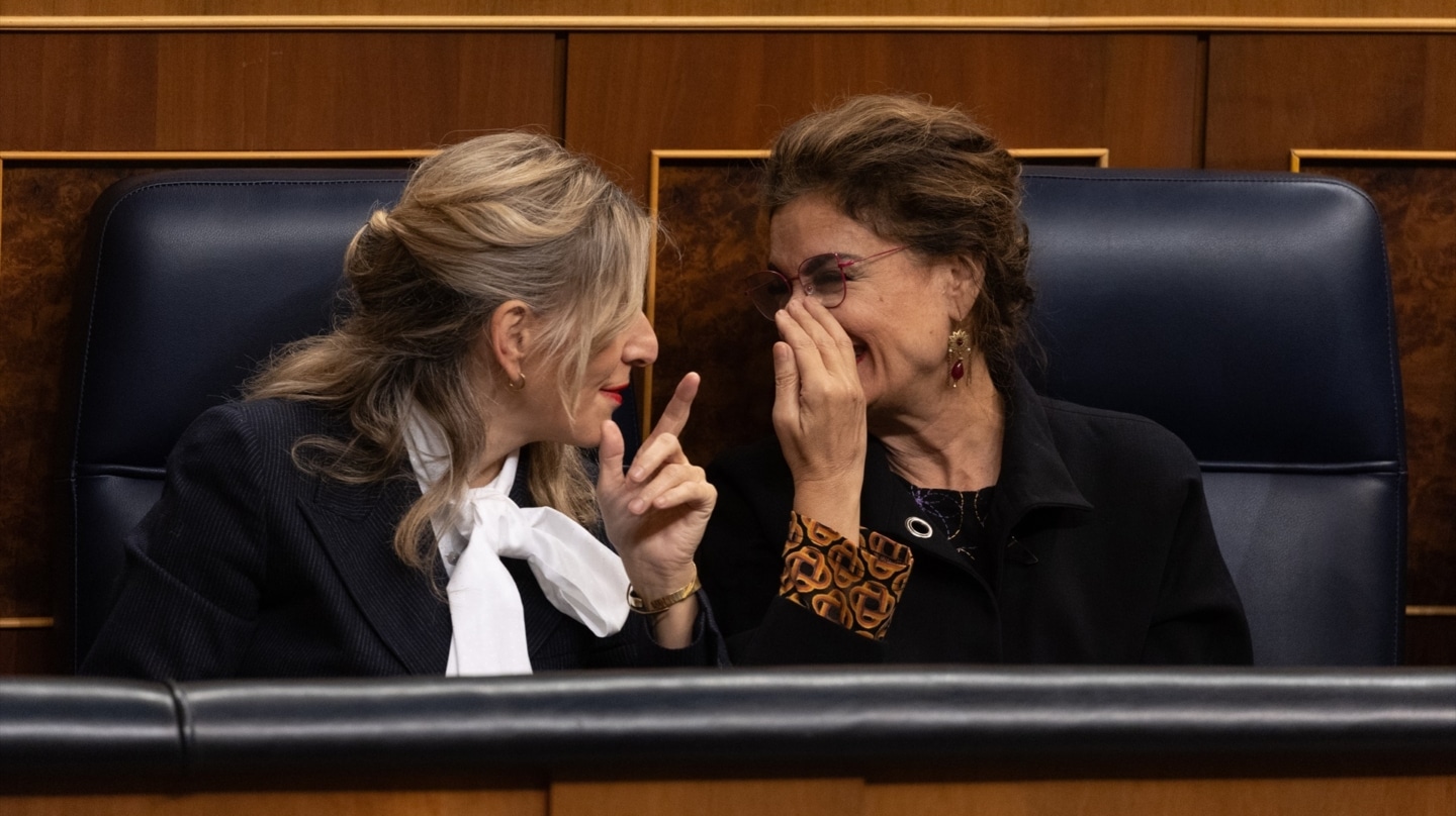 La vicepresidenta segunda y ministra de Trabajo y Economía Social, Yolanda Díaz, y la vicepresidenta cuarta y ministra de Hacienda y Función Pública, María Jesús Montero, durante una sesión de control al Gobierno, en el Congreso de los Diputados.