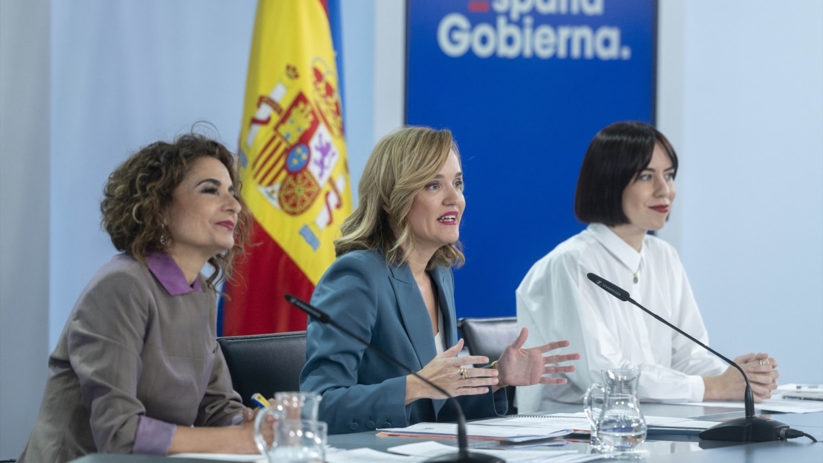 La vicepresidenta cuarta y ministra de Hacienda y Función Pública, María Jesús Montero; la ministra Portavoz, Pilar Alegría, y la ministra de Ciencia, Innovación y Universidades, Diana Morant, durante una rueda de prensa posterior a la reunión del Consejo de Ministros.