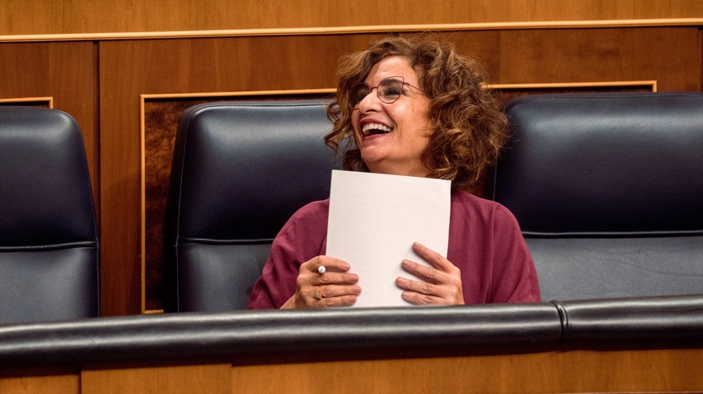 La vicepresidenta cuarta y ministra de Hacienda y Función Pública, María Jesús Montero, durante una sesión de control en el Congreso de los Diputados.