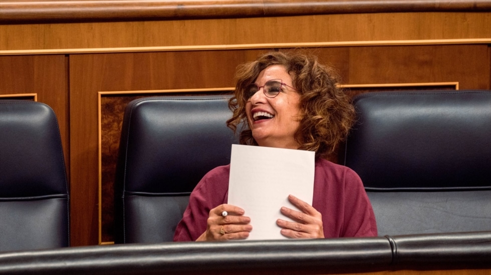 La vicepresidenta cuarta y ministra de Hacienda y Función Pública, María Jesús Montero, durante una sesión de control en el Congreso de los Diputados.