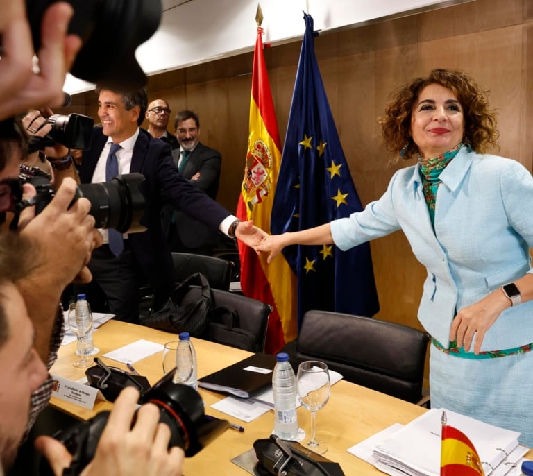 El Gobierno se compromete a condonar deuda a todas las CCAA para que puedan financiarse en los mercados