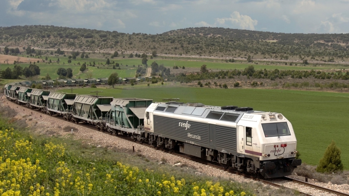 Un tren de mercancías de Renfe.