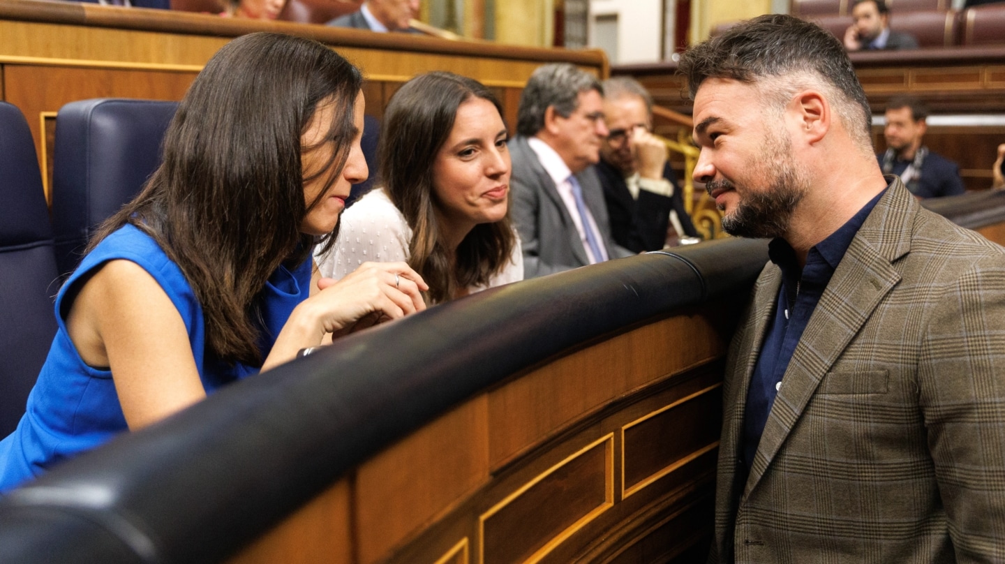 La ministra de Derechos Sociales y Agenda 2030 en funciones, Ione Belarra (1i); la ministra de Igualdad en funciones, Irene Montero (2i), y el portavoz de ERC en el Congreso, Gabriel Rufián (1d), conversan durante el pleno de investidura