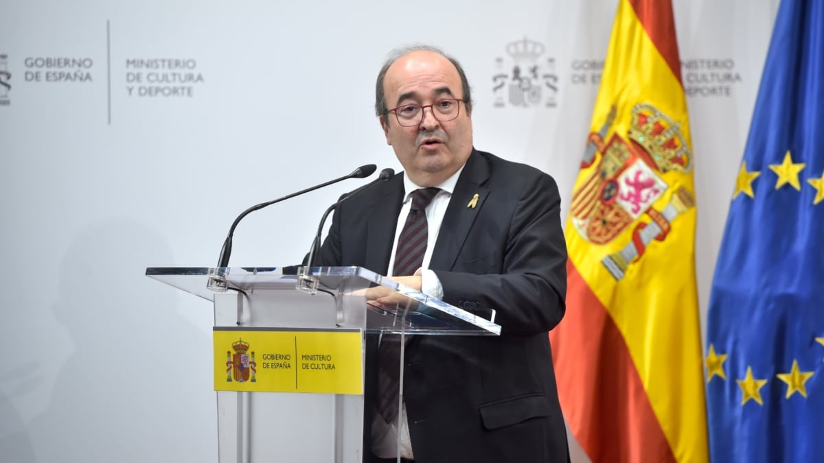 El hasta ahora ministro de Cultura y Deporte, Miquel Iceta, interviene durante el traspaso de su cartera de Cultura, en la sede del Ministerio de Cultura