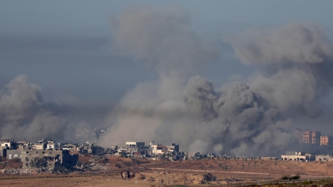 El humo se eleva después de una explosión en la parte norte de la Franja de Gaza, vista desde Sderot, sur de Israel, el 03 de diciembre de 2023