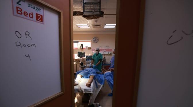 El testimonio de Aldo, un cirujano en Gaza: "Hay bebés de dos años con amputaciones traumáticas de las piernas"