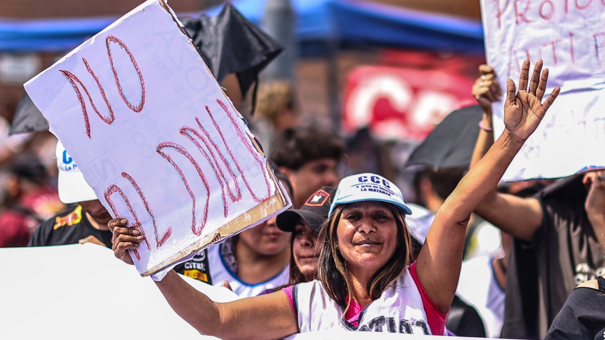 Manifestantes contra el Decreto de Necesidad y Urgencia en La Matanza