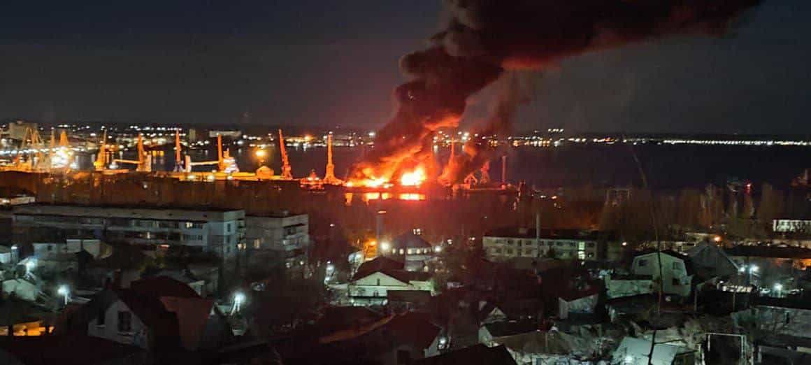 El buque 'Novocherkassk' tras el ataque ucraniano.