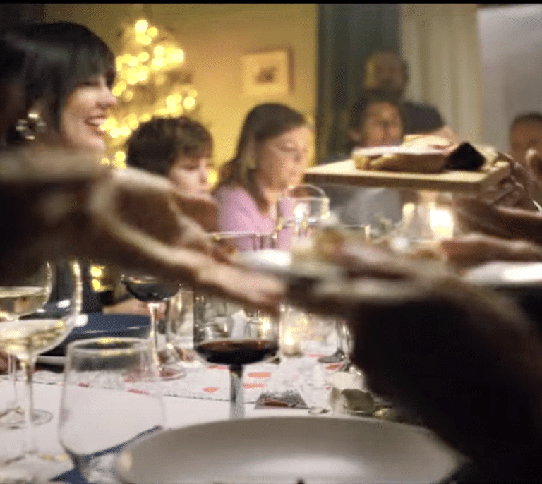 La nueva campaña de Navidad de IKEA relata con humor lo difícil que es gestionar todos los compromisos en las fiestas