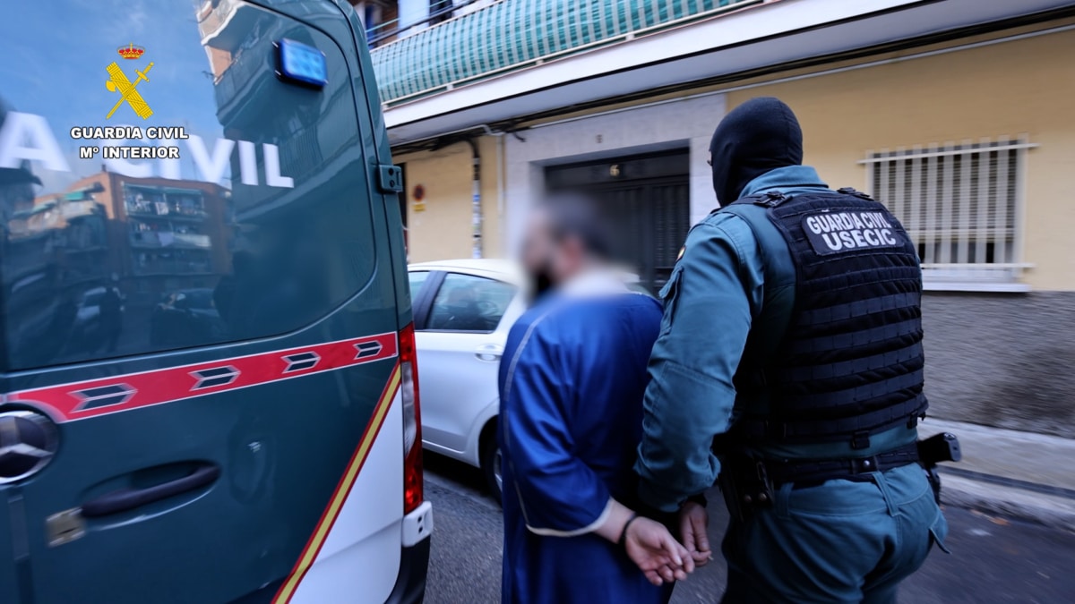 La Guardia Civil detiene en Madrid al imán de Villaverde que captaba a menores para Daesh
