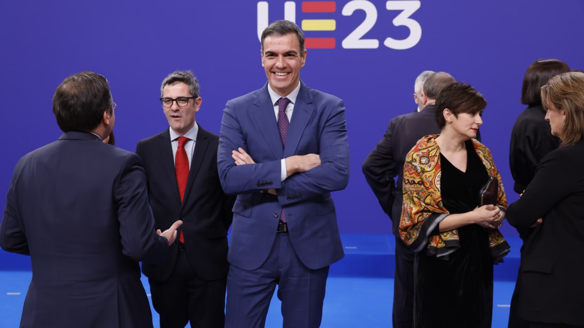 El presidente del Gobierno, Pedro Sánchez (c), junto a sus ministros, a su llegada este jueves al concierto de clausura de la Presidencia Española del Consejo de la Unión Europea en el Auditorio Nacional de Madrid.