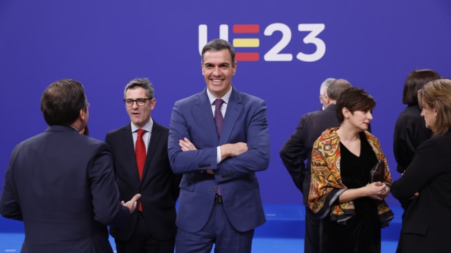 Prime Minister Pedro Sánchez (center) with his ministers upon arrival this Thursday for the final concert of the Spanish Presidency of the Council of the European Union at the National Auditorium in Madrid.
