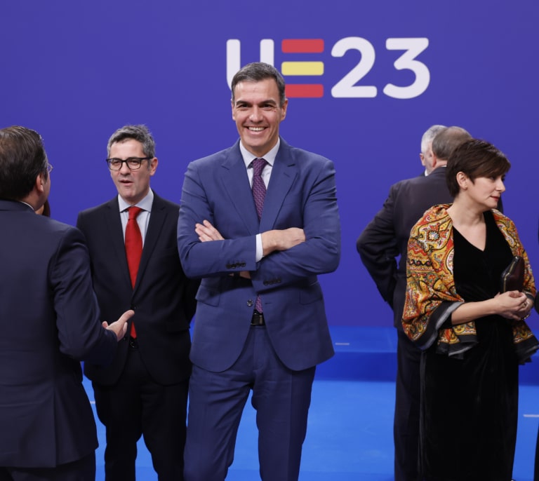 Sánchez tiene para todos sus amos