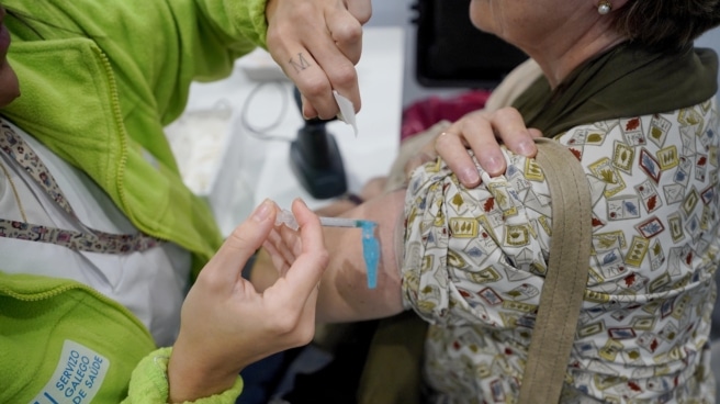 A person is vaccinated on the opening day of the Instituto Feiral de Vigo (Ifewi) for double immunization against COVID and influenza.