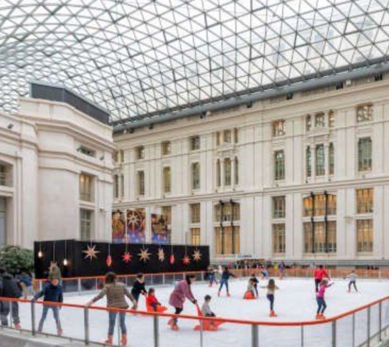 Almeida inaugura la pista de hielo del Palacio de Cibeles