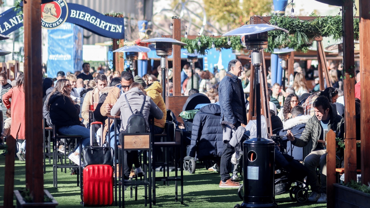 Terraza del 'biergarten' de 'La Navideña', el mercado de navidad instalado en la Plaza de España de Madrid.