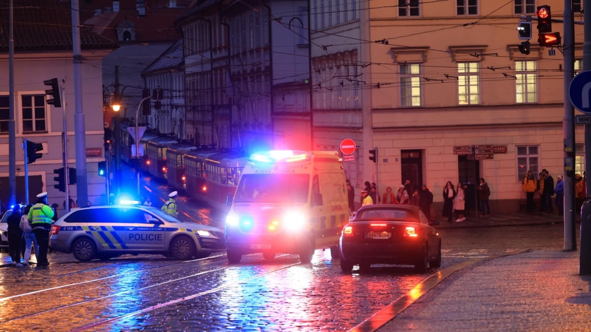 Una ambulancia se apresura al lugar de un tiroteo en el centro de Praga, el 21 de diciembre de 2023