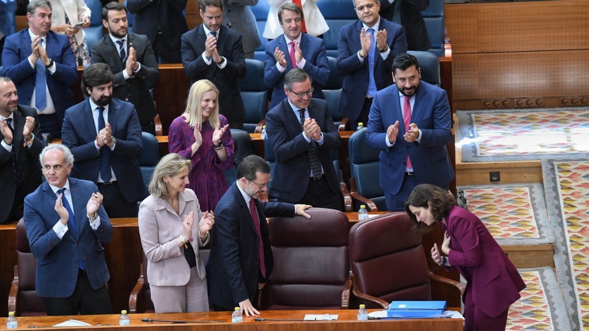 La presidente en funciones de la Comunidad de Madrid, Isabel Díaz Ayuso (1d), es aplaudida por la bancada del Partido Popular durante la segunda sesión del Pleno de su investidura como presidenta de la Comunidad de Madrid, en la Asamblea de Madrid