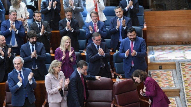 La presidente en funciones de la Comunidad de Madrid, Isabel Díaz Ayuso (1d), es aplaudida por la bancada del Partido Popular durante la segunda sesión del Pleno de su investidura como presidenta de la Comunidad de Madrid, en la Asamblea de Madrid