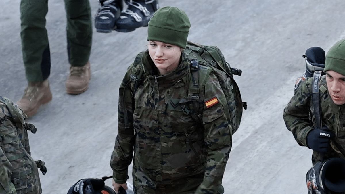 La princesa Leonor en la instrucción de la nieve con sus compañeros.