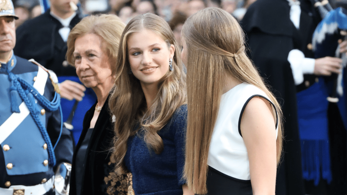 La princesa Leonor mira a su hermana Sofía con complicidad.