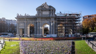 La Puerta de Alcalá se despide de de su lona y vuelve a lucir como nueva un año y medio después