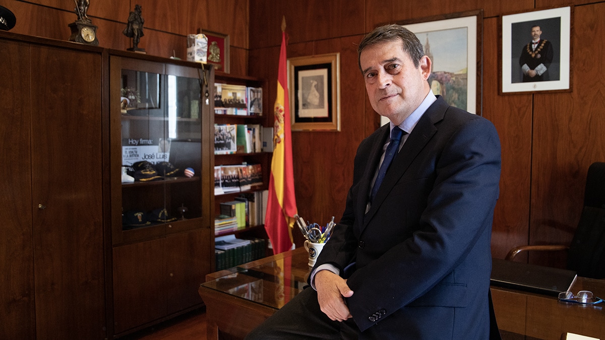 El magistrado del Tribunal Supremo, José Luis Requero en su despacho para una entrevista a El Independiente