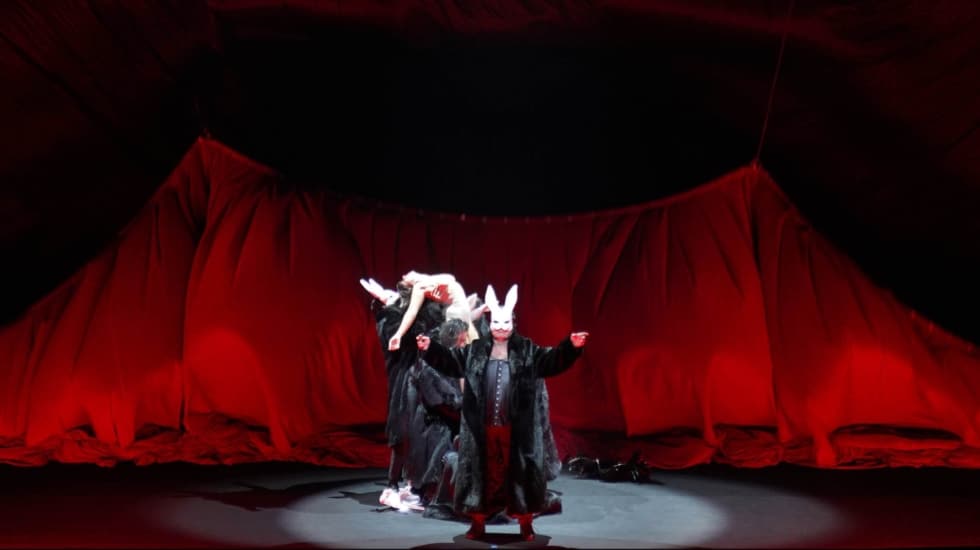 Escena de 'Rigoletto' en el Teatro Real.