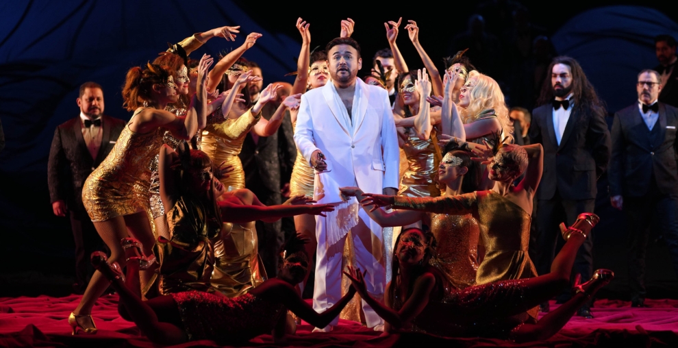 Javier Camarena (Duque de Mantua), con actores y bailarinas