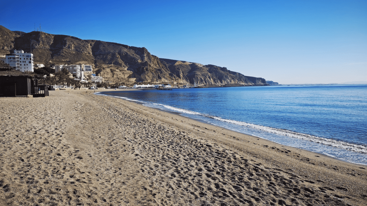 Salud declara no potable el agua de Roquetas de Mar tras una avería en una desalinizadora