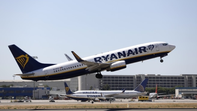 Un avión de Ryanair despega en el aeropuerto