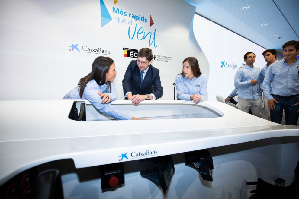 El presidente de CaixaBank, José Ignacio Goirigolzarri, conversa con dos integrantes del Sail Team BCN durante la presentación del patrocinio.