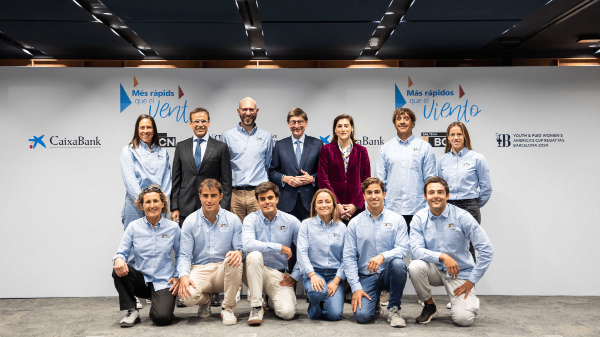 José Ignacio Goirigolzarri, presidente de CaixaBank, Jaume Masana, director de negocio de CaixaBank, y María Luisa Martínez, directora de comunicación y relaciones institucionales, junto a los miembros del Sail Team BCN.