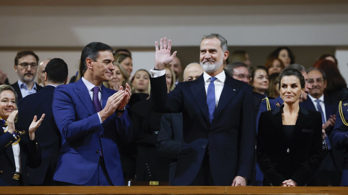 Los reyes Felipe VI (c) y Letizia (d), acompañados por el presidente del Gobierno, Pedro Sánchez (i), a su llegada este jueves al concierto de clausura de la Presidencia Española del Consejo de la Unión Europea en el Auditorio Nacional de Madrid.