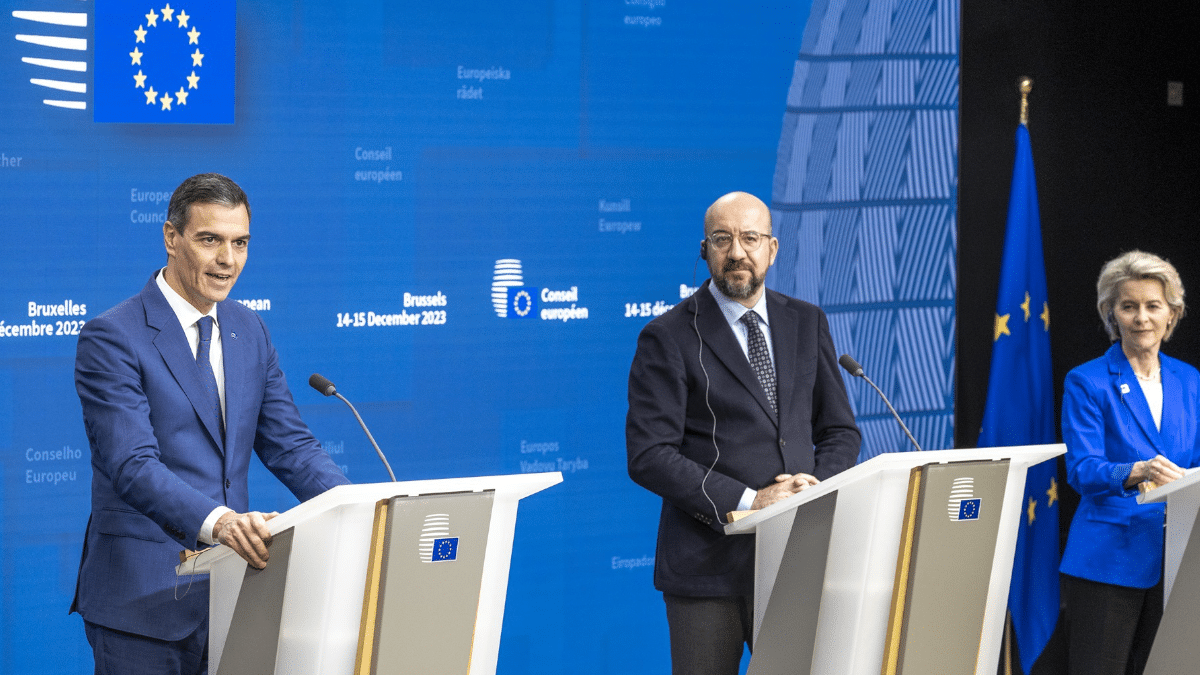 El presidente del Gobierno, Pedro Sánchez, el presidente del Consejo Europeo, Charles Michel, y la presidenta de la Comisión Europea, Ursula von der Leyen, tras la reunión del último Consejo Europeo de la presidencia española celebrado en Bruselas el pasado 15 de diciembre.