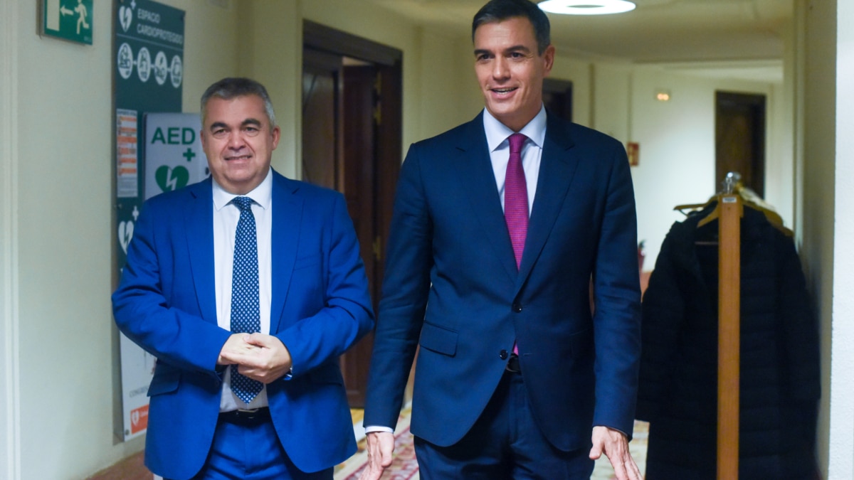 El secretario de Organización del PSOE, Santos Cerdán (i), y el presidente del Gobierno en funciones y candidato a la reelección, Pedro Sánchez (d), a su salida de la primera sesión del debate de investidura de Pedro Sánchez