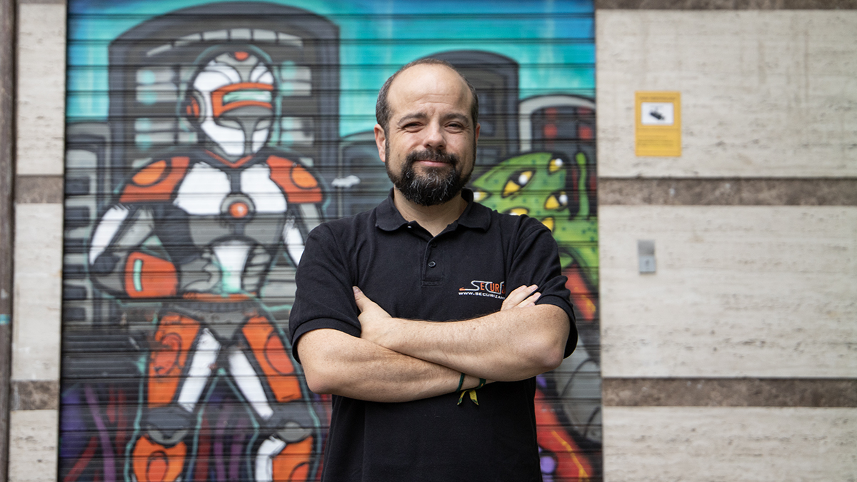 Lorenzo Martínez, ingeniero informático y director de Securízame, delante de la puerta de su empresa, en Madrid / Israel Cánovas.